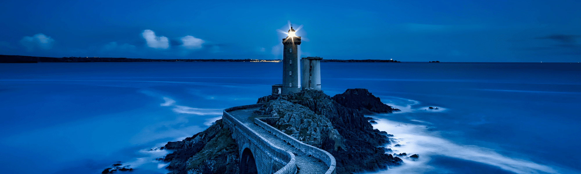 Bild von Leuchturm in der Nacht